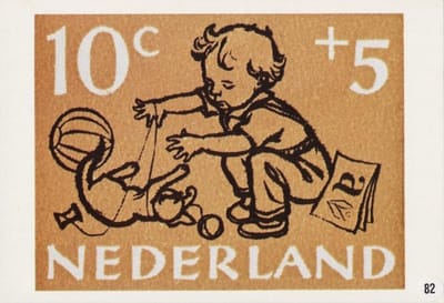 Briefkaart met afbeelding kleuter met poes en speelgoed postzegel