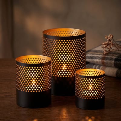 Lomera Theelichthouder Set van 3 - Waxinelichthouder Zwart Met Goud - Metalen Windlicht - Kaarsenhouder voor Woonkamer - Sfeerlicht voor Tafeldecoratie - Geperforeerd Metaal voor Sfeervolle Kaarsen Decoratie
