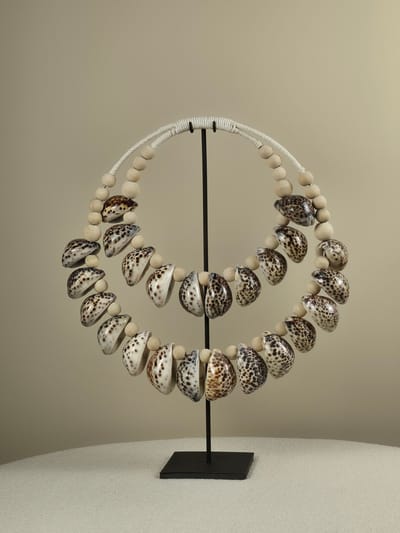 Blitzdeco - Schelpen Ketting - Cowry - Handgemaakt - Beige - Vrijstaand op Standaard