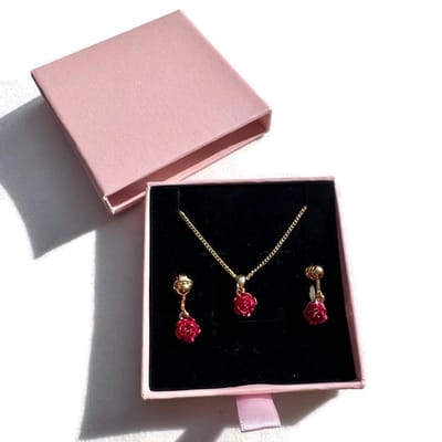 Clip Oorbellen - Set - Oorclips met Ketting - Roosjes - Goud plated - Rood - Hangoorbellen - MNQ bijoux