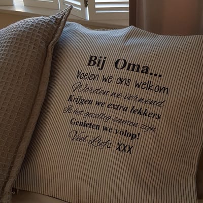 Kussen Kussenhoes tekst cadeau Regels voor Bij  Oma Thuis | streepjes hoes wit opdruk donkerblauw