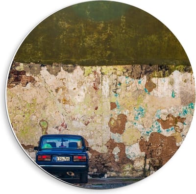 Forex Wandcirkel - Geparkeerde Auto bij Verwoeste Muur - 40x40cm Foto op Wandcirkel (met ophangsysteem)