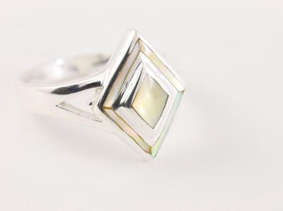 Ruitvormige zilveren ring met goudkleurige schelp - maat 16.5