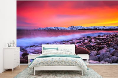Behang - Fotobehang Zon - Stenen - Sneeuw - Landschap - Water - Breedte 320 cm x hoogte 240 cm