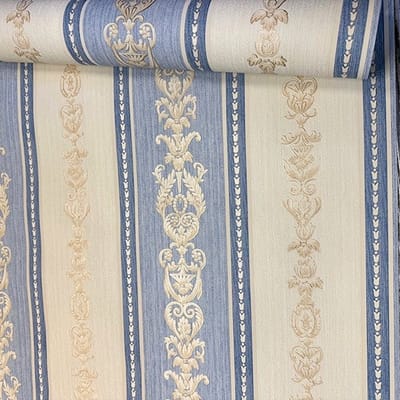 Liberty Stripe Vliesbehang Blauw/Crème – Klassiek Engels Strepen Behang met Ornament – Luxe Landelijk