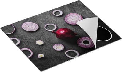 Chefcare Inductie Beschermer Gesneden Uien op een Zwarte Achtergrond - 65x50 cm - Afdekplaat Inductie - Kookplaat Beschermer - Inductie Mat