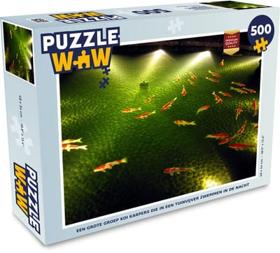 Puzzel Een grote groep koi karpers die in een tuinvijver zwemmen in de nacht - Legpuzzel - Puzzel 500 stukjes