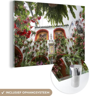 ® Glasschilderij 180x120 cm - Schilderij acrylglas - Rode bloemen aan de muur in het Spaanse Córdoba - Foto op glas - Muurdecoratie woonkamer - Wanddecoratie slaapkamer - Schilderijen