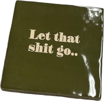 Hippe tegeltje met tekst: Let that shit go | Olijfgroen met beige | Gepersonaliseerde cadeau | Hippe Spreuktegel | Nieuwe woning cadeau | Housewarming cadeau