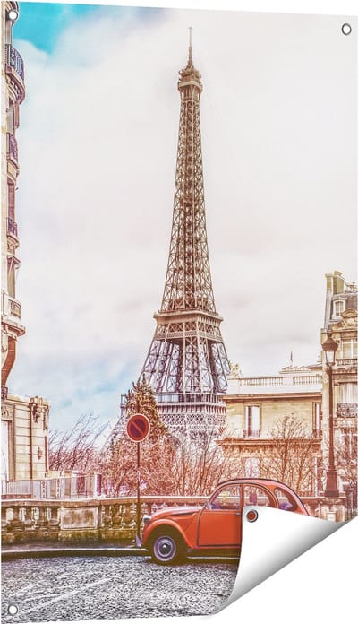 Gards Tuinposter Eiffeltoren in Parijs met een Rode Kever Auto - 60x90 cm - Tuindoek - Tuindecoratie - Wanddecoratie buiten - Tuinschilderij