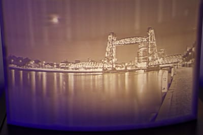 Lithophane (verlichte foto) van de koningshavenbrug "de hef" in Rotterdam bij nacht