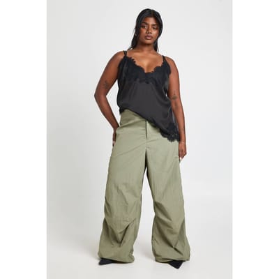 boohoo Dames Plus Nylon Cargo Broek met Bungee Zoom | Khaki | Maat: 16