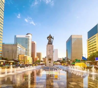 Gwanghwamun Plaza met het standbeeld Yi Sun in Seoul - Fotobehang (in banen) - 250 x 260 cm