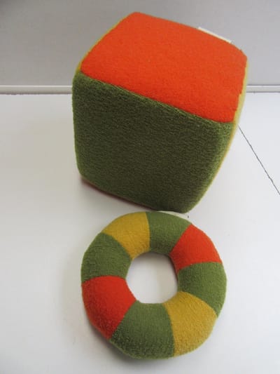 vaco , geschenkset , kubus + ring , geel / groen / orange , rammelaars