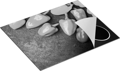 Chefcare Inductie Beschermer Paprika's op Zwarte Marmer - Zwart Wit - 65x50 cm - Afdekplaat Inductie - Kookplaat Beschermer - Inductie Mat