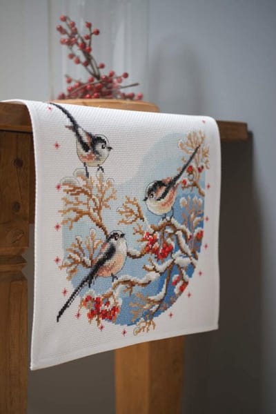 Aida tafelloper met bessen en staartbeitels - Handwerkset voor kruissteek - 32 x 84 cm in katoen