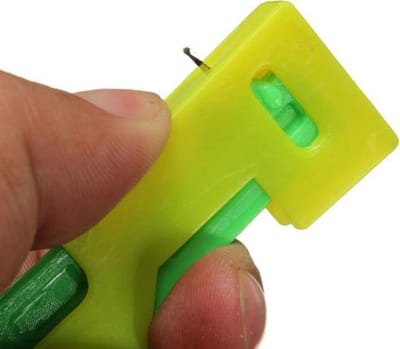 Draad Rijger / Naalddoorsteker / Draaddoorsteker / Naaldbedrader Handig Draad door Naald Hulp Tool Naaldinrijger - 1 stuks