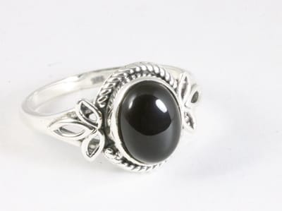 Fijne bewerkte zilveren ring met onyx - maat 16