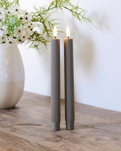 Sirius Smilla - rechargeable - set van 2 oplaadbare warm grijze dinerkaarsen - met ribbel structuur - ø 2 cm, hoogte 25 cm