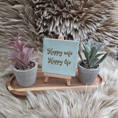 Robuust Wenstegeltje - Happy Wife Happy Life – Luxe Cadeautegel met Tekst – Perfect Cadeau voor Relaties, Woningdecoratie en Jubiliea - Trendy nu - Keramiek - Robuust - 10X10