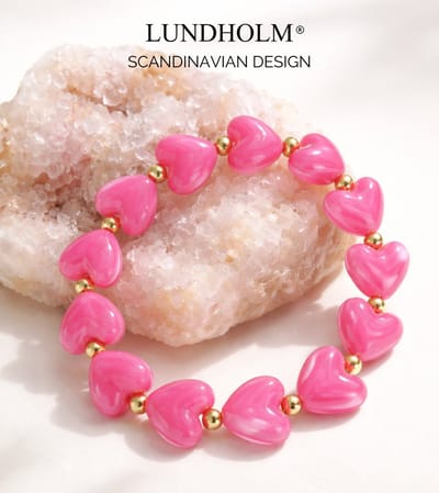 Lundholm Luxe Kralen Armband Dames Hartjes – Premium Stainless Steel Jewellery Armband Dames Roze – Elastische Kralenarmband met Acryl Hartjes – My Jada Serie -Luxe Cadeau voor Haar – Inclusief Luxe Geschenkverpakking
