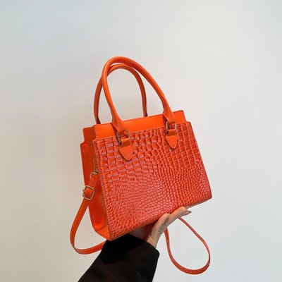 Nieuwe Mode en Modieuze Handtas met Grote Capaciteit voor de Herfst Casual Pendeltas Niche Trend Eenvoudige Tote Bag beige