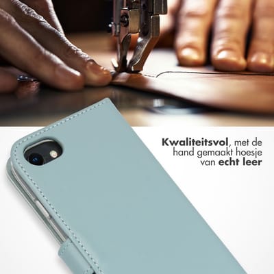 Selencia Hoesje - Geschikt voor Apple iPhone SE (2022) / SE (2020) / 8 / 7 / 6s / 6 - Echt Lederen Bookcase - Air Blue