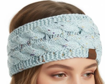 Lichtblauwe gebreide hoofdband dames met multicolor details – winter haarband met kabelpatroon – warme elastische oorwarmer met leren label – zachte gebreide band voor koude dagen