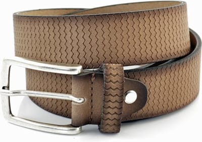 NATUREL 3,5CM BREDE RIEM GEMAAKT VAN SOEPEL ITALIAANS LEER MET GOLF PATROON EN DONKERE ZIJKANTEN. MAAT 115