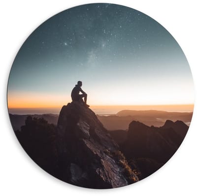 Dibond Wandcirkel - Silhouette Man op Rots - 80x80cm Foto op Aluminium Wandcirkel (met ophangsysteem)