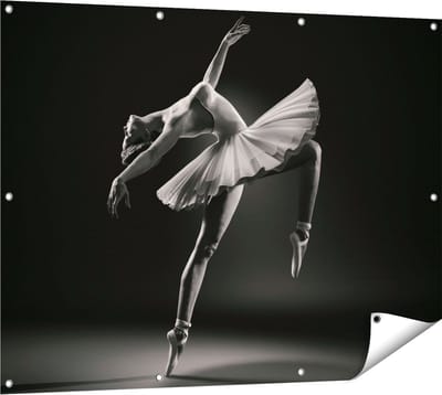 Gards Tuinposter Ballerina op Haar Tenen - Ballet - Zwart Wit - 120x90 cm - Tuindoek - Tuindecoratie - Wanddecoratie buiten - Tuinschilderij