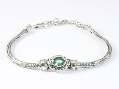 Traditionele zilveren snake armband met groene toermalijn