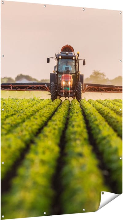 Gards Tuinposter Rode Tractor op het Veld aan het Sproeien - 120x180 cm - Tuindoek - Tuindecoratie - Wanddecoratie buiten - Tuinschilderij