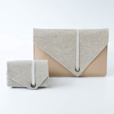 Set Laptophoes met Kabeltasje - Laptop sleeve MARO 14" - Kabel organiser SUUS - Laptopsleeve met opbergtasje - Beige - Gerecycled wolvilt - Duurzaam