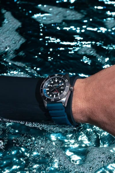 Timex Deepwater Reef 200 Kwarts Analoog Horloge Blauw En Zilverkleurig Kast Gemaakt Van 100% Roestvrij Staal En Een Armband Van 100% Synthetisch Rubber 41 TW2W74600AJ