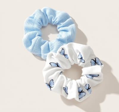 Set scrunchies blauw en wit – 2 stuks elastische haar accessoires van textiel – witte scrunchie met vlinderprint en blauwe gebreide scrunchie voor dames