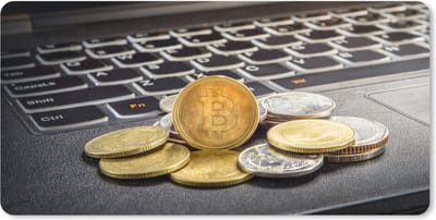 Muismat XXL 80x40 cm - Bureau onderlegger - Bureau mat Bitcoins op een laptop - Bureaumat - Gaming mousepad xl - Bureaulegger groot - Computer deskmat