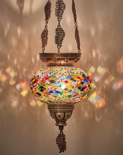 Turkse Marokkaanse kleurrijke mozaïek Boheemse Boho hangende kaarsenhouder lantaarn met handgemaakte kleurrijke glazen bol en metalen bladkettingen, 24 inch (hemel)