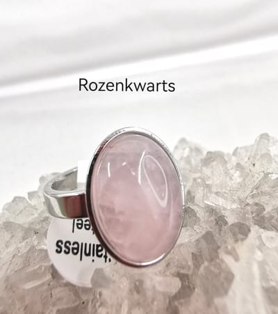 Ring - RVS - Rozenkwarts - Edelsteen - maat 17 - Ovaal - Zilverkleurig. Edelsteen ringen zijn niet alleen prachtige sieraden, maar ook dragers van diepe betekenis en symboliek.