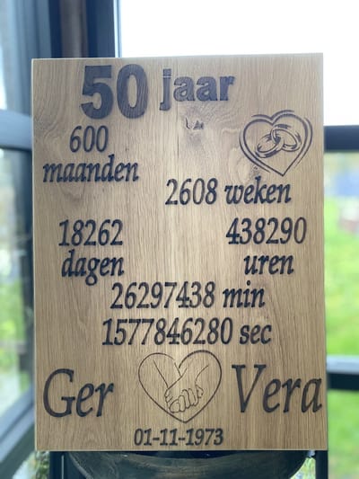 Creaties van Hier - tekstbord - 50 jaar getrouwd - 40x30 cm - gepersonaliseerd cadeau - hout