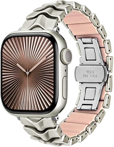 Stravo Metalen Horlogebandje met 3D Schakelontwerp – Siliconen Binnenzijde & Vlindersluiting – Geschikt voor Apple Watch 42mm (Series 11/10), 41mm (Series 9/8/7), 40mm (Series 6/5/4, SE 3/2/1), 38mm (Series 3/2/1) – Starlight / Roze