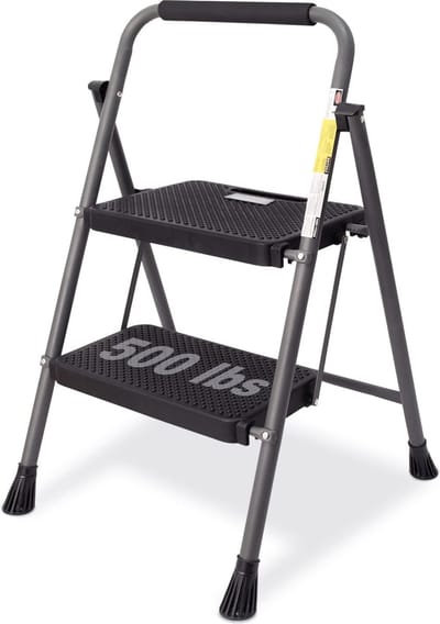 2-staps ladder, opvouwbare krukkruk met breed anti-slip pedaal, stabiele stalen ladder, comfortabele handgreep, lichte 228 kg draagbare stalen kruk, grijs