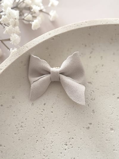 Strik Julie - Suède Beige - Haarstrik - Haarstrikken voor Meisjes - Strikken voor Kinderen - Handgemaakte Haaraccessoires