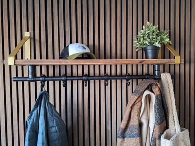 Hoexs - Wandkapstok Industrieel - Kapstok met Bovenplank - Mangohout - 90 Cm - 6 Haken - Metalen plankdragers Goud - Decoratie - Inclusief Bevestiginsmateriaal