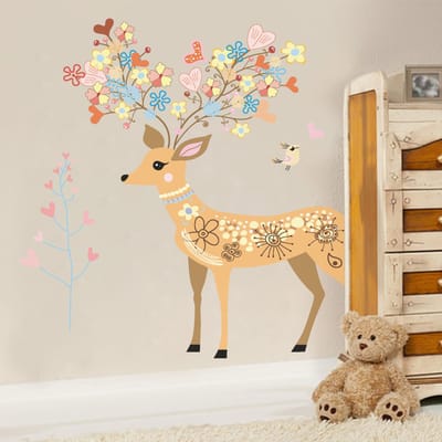 Decoratieve muurstickers met een hert, bloemen en vogels.