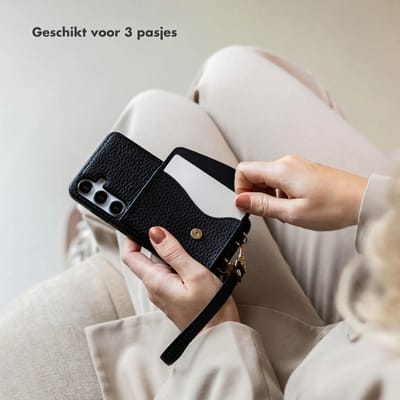 Selencia Hoesje - Geschikt voor Apple iPhone 17e / 16e - Sera Koordhoes met pashouder envelop - Zwart