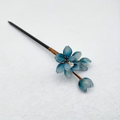 Épingle à cheveux style lavis traditionnel avec des fleurs en verre bleu et blanc, adaptée aux chignons de tous les jours 1pc