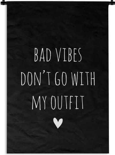 Wandkleed - Wanddoek - Engelse quote "Bad vibes don't go with my outfit" met een hartje op een zwarte achtergrond - 90x135 cm - Wandtapijt