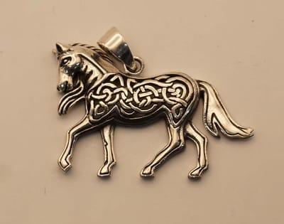 Keltische zilveren hanger paard met oneindige knoop - celtic horse pendant - leuke paarden hangers - mooie keltisch hangers van 925 zilver - cadeau tip voor celtic liefhebbers - vrouwelijke hangers - mannelijke bedels zilver