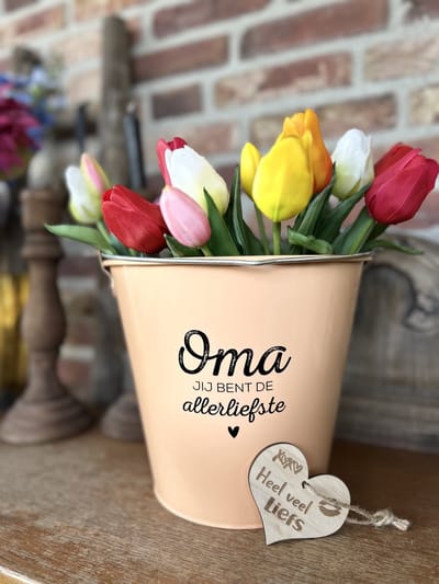 Creaties van Hier - Zinken emmer Oma met houten hartje en tulpen - 24 cm – zink – decoratie